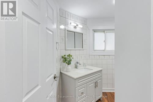 253 Russell Avenue, St. Catharines (451 - Downtown), ON - Indoor Photo Showing Bathroom