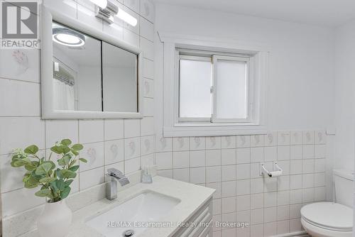 253 Russell Avenue, St. Catharines (451 - Downtown), ON - Indoor Photo Showing Bathroom