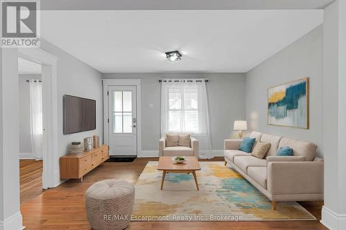 253 Russell Avenue, St. Catharines (451 - Downtown), ON - Indoor Photo Showing Living Room