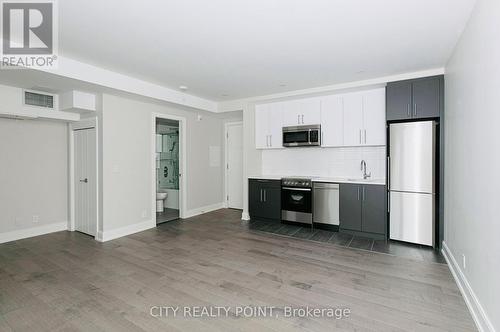 409 - 11 Walmer Street, Toronto, ON - Indoor Photo Showing Kitchen