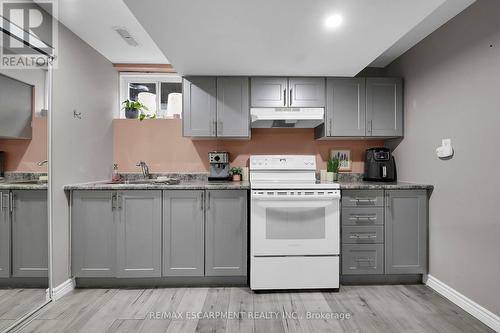 5817 Ironwood Street, Niagara Falls, ON - Indoor Photo Showing Kitchen