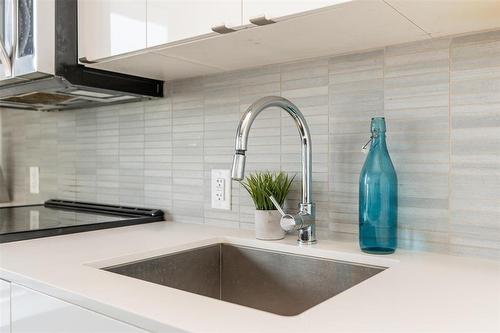 710 311 Hargrave Street, Winnipeg, MB - Indoor Photo Showing Kitchen