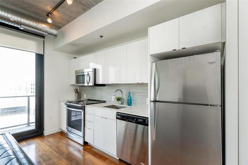 710 311 Hargrave Street, Winnipeg, MB - Indoor Photo Showing Kitchen