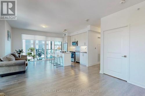 614 - 85 Oneida Crescent, Richmond Hill, ON - Indoor Photo Showing Living Room