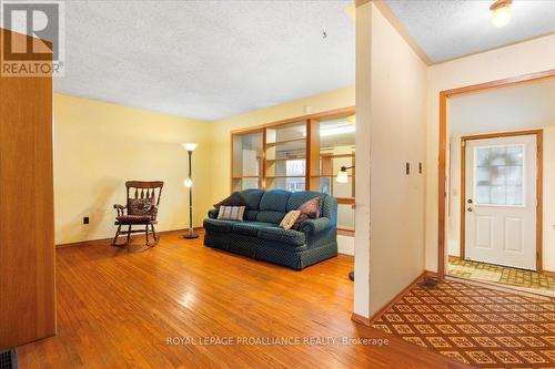 26 Highside Road, Quinte West, ON - Indoor Photo Showing Living Room