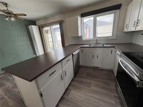 518 Goodale Drive, Portage La Prairie, MB - Indoor Photo Showing Kitchen