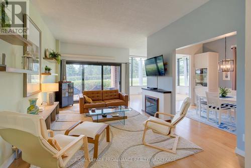 102 - 1000 King Street W, Kingston (Central City West), ON - Indoor Photo Showing Living Room