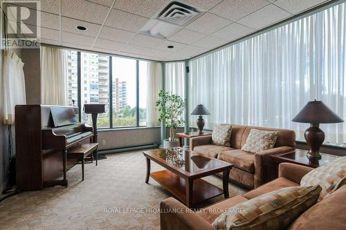 102 - 1000 King Street W, Kingston (Central City West), ON - Indoor Photo Showing Living Room