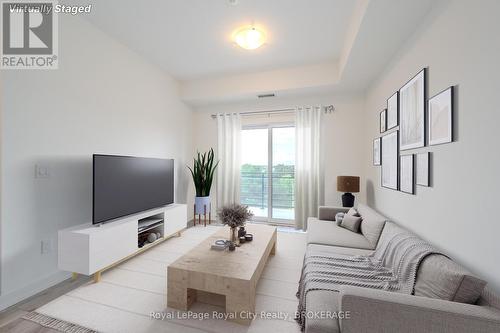 420 - 251 Northfield Drive E, Waterloo, ON - Indoor Photo Showing Living Room