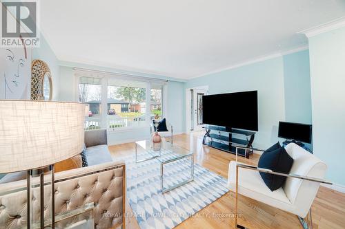 39 Stanwood Crescent, Toronto, ON - Indoor Photo Showing Living Room