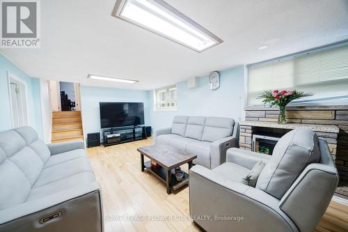 39 Stanwood Crescent, Toronto, ON - Indoor Photo Showing Living Room