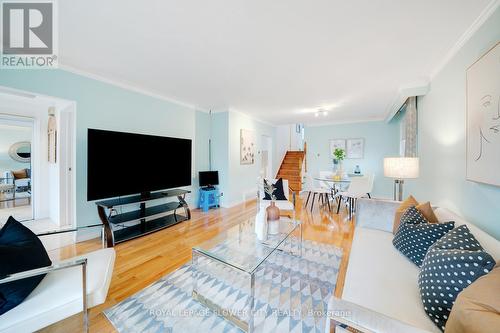 39 Stanwood Crescent, Toronto, ON - Indoor Photo Showing Living Room