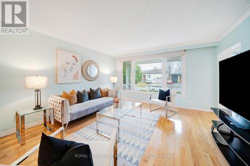 39 Stanwood Crescent, Toronto, ON - Indoor Photo Showing Living Room