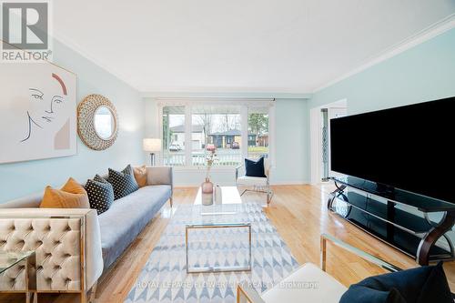 39 Stanwood Crescent, Toronto, ON - Indoor Photo Showing Living Room