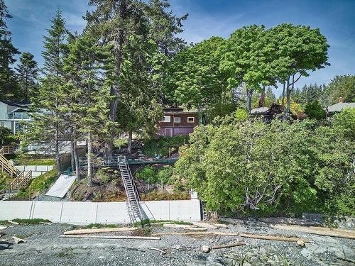 9005 Lochside Dr, North Saanich, BC 