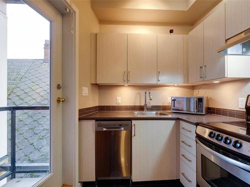 305-1121 Fort St, Victoria, BC - Indoor Photo Showing Kitchen