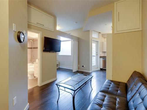 305-1121 Fort St, Victoria, BC - Indoor Photo Showing Living Room