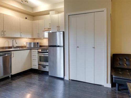 305-1121 Fort St, Victoria, BC - Indoor Photo Showing Kitchen With Stainless Steel Kitchen