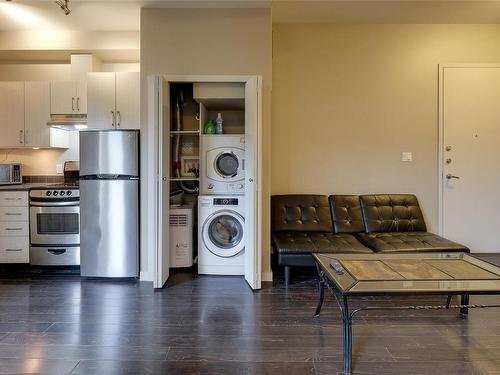 305-1121 Fort St, Victoria, BC - Indoor Photo Showing Kitchen