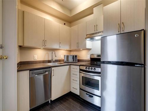 305-1121 Fort St, Victoria, BC - Indoor Photo Showing Kitchen With Stainless Steel Kitchen