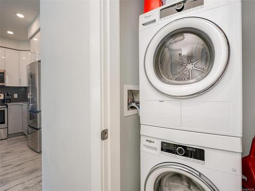 301-280 Island Hwy, View Royal, BC - Indoor Photo Showing Laundry Room