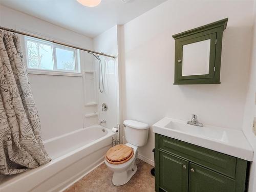 1326 River Drive, Kenora, ON - Indoor Photo Showing Bathroom