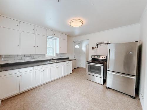 1326 River Drive, Kenora, ON - Indoor Photo Showing Kitchen With Double Sink