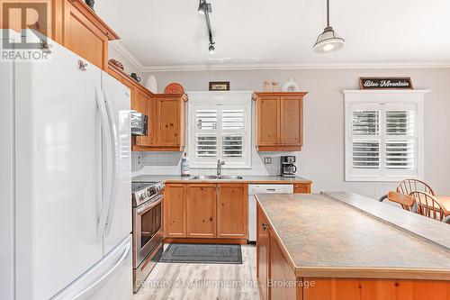 120 - 184 Snowbridge Way, Blue Mountains (Blue Mountain Resort Area), ON - Indoor Photo Showing Kitchen With Double Sink