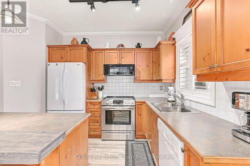 120 - 184 Snowbridge Way, Blue Mountains (Blue Mountain Resort Area), ON - Indoor Photo Showing Kitchen With Double Sink