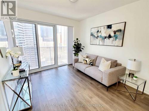 100 Harbour Street, Toronto, ON - Indoor Photo Showing Living Room