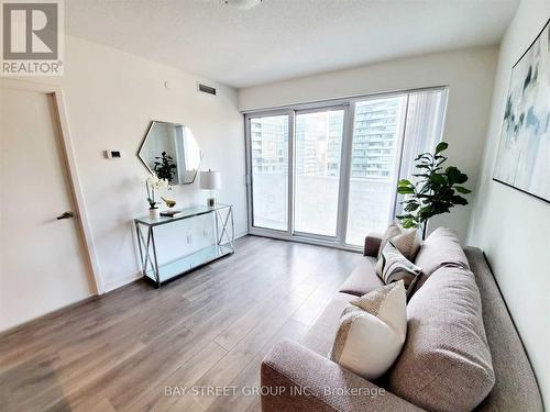 100 Harbour Street, Toronto, ON - Indoor Photo Showing Living Room