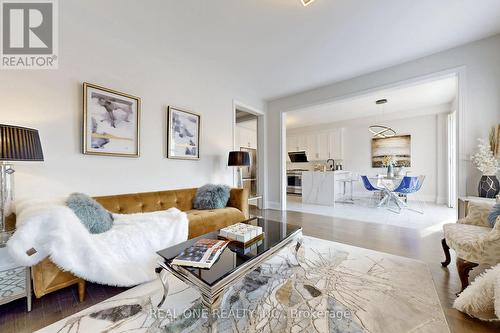 125 Joseph Hartman Crescent, Aurora, ON - Indoor Photo Showing Living Room