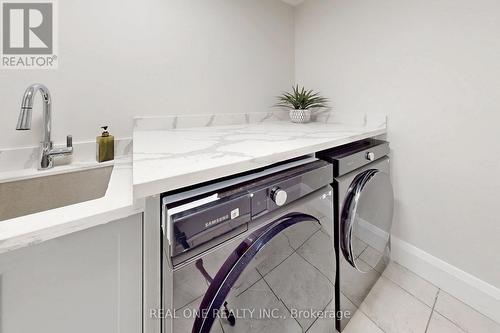 125 Joseph Hartman Crescent, Aurora, ON - Indoor Photo Showing Laundry Room