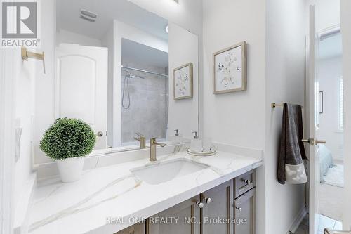 125 Joseph Hartman Crescent, Aurora, ON - Indoor Photo Showing Bathroom