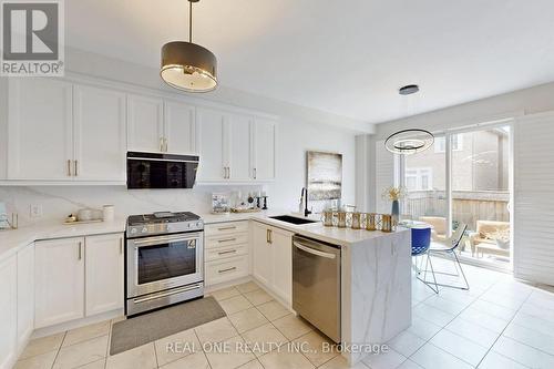 125 Joseph Hartman Crescent, Aurora, ON - Indoor Photo Showing Kitchen