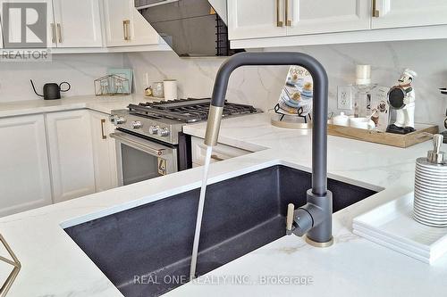 125 Joseph Hartman Crescent, Aurora, ON - Indoor Photo Showing Kitchen