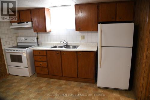 426 Brookside Drive, Oakville, ON - Indoor Photo Showing Kitchen With Double Sink