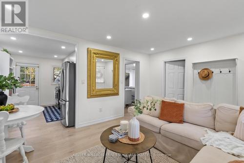 404 Tragina Avenue N, Hamilton, ON - Indoor Photo Showing Living Room