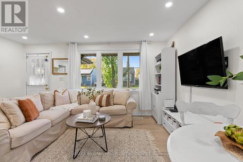 404 Tragina Avenue N, Hamilton, ON - Indoor Photo Showing Living Room