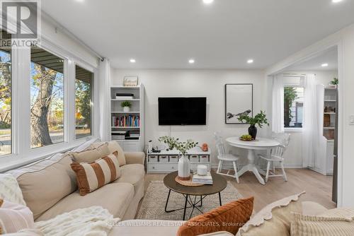 404 Tragina Avenue N, Hamilton, ON - Indoor Photo Showing Living Room