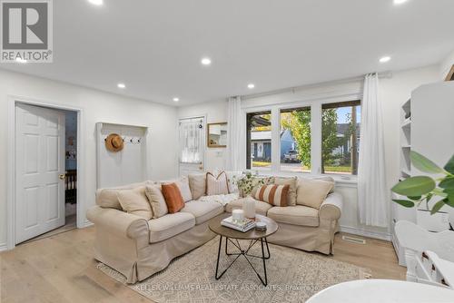 404 Tragina Avenue N, Hamilton, ON - Indoor Photo Showing Living Room