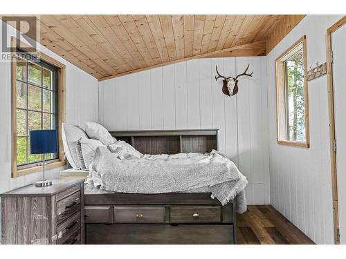 8585 Westsyde Road, Kamloops, BC - Indoor Photo Showing Bedroom