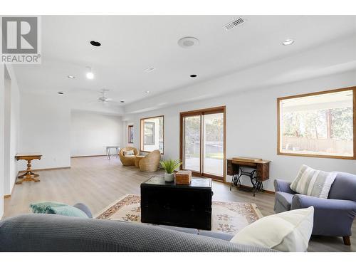 546 Vintage Terrace Road, Kelowna, BC - Indoor Photo Showing Living Room