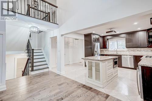 4226 Treetop Crescent, Mississauga, ON - Indoor Photo Showing Kitchen With Upgraded Kitchen