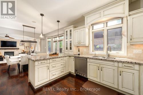 22 Red Haven Drive, Niagara-On-The-Lake, ON - Indoor Photo Showing Kitchen With Upgraded Kitchen