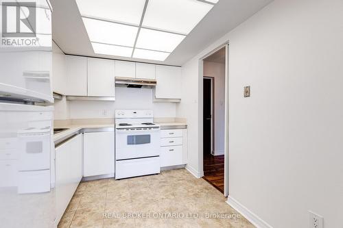 3209 - 65 Harbour Square, Toronto, ON - Indoor Photo Showing Kitchen