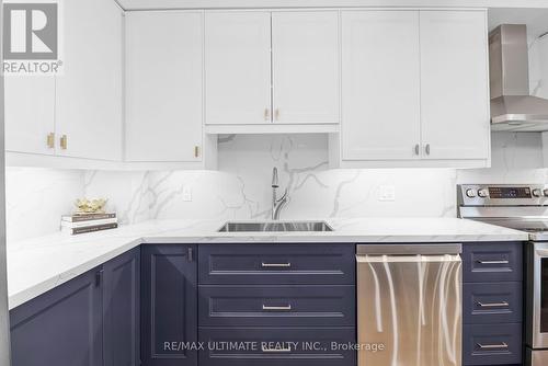 Ph501 - 38 Lee Centre Drive, Toronto, ON - Indoor Photo Showing Kitchen With Upgraded Kitchen