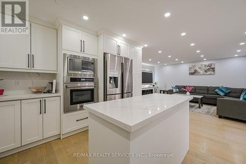 119 Crown Victoria Drive, Brampton, ON - Indoor Photo Showing Kitchen With Upgraded Kitchen