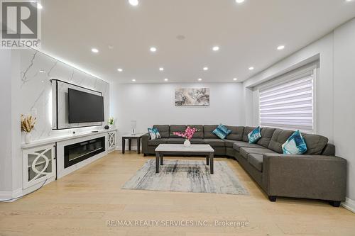 119 Crown Victoria Drive, Brampton, ON - Indoor Photo Showing Living Room