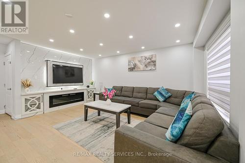 119 Crown Victoria Drive, Brampton, ON - Indoor Photo Showing Living Room